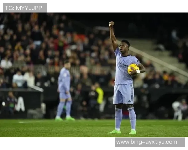 维尼修斯与切尔西传闻不实球员全心投入皇马赛季