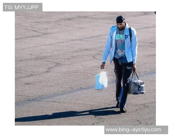 快船客场挑战国王小卡哈登卫衣亮相科林斯酷炫登机照曝光 快船客场挑战国王小卡哈登卫衣亮相科林斯酷炫登机照曝光