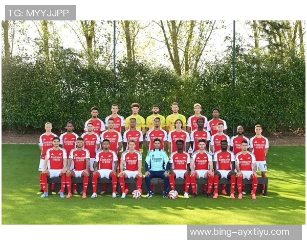 拜仁慕尼黑25-26赛季全家福展现新援风采与德超杯沙拉盘荣耀 拜仁慕尼黑25-26赛季全家福展现新援风采与德超杯沙拉盘荣耀