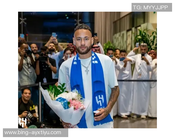 内马尔选择低调风格粉白色LV外套售价4300镑搭配面罩引关注